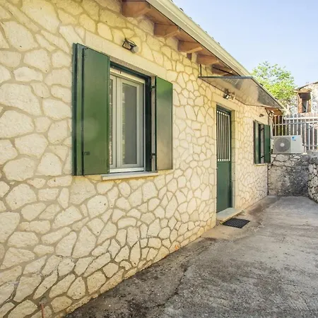 Cozy In With Stunning Hill Views *