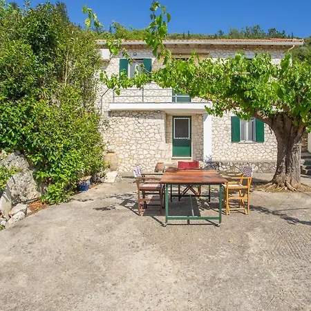 Holiday home Cozy In With Stunning Hill Views *